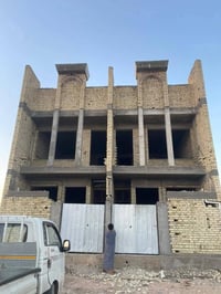 سلام وعليكم بيت للبيع المساحه 200م البناء كول 100م وحد طابقين ونص البن...