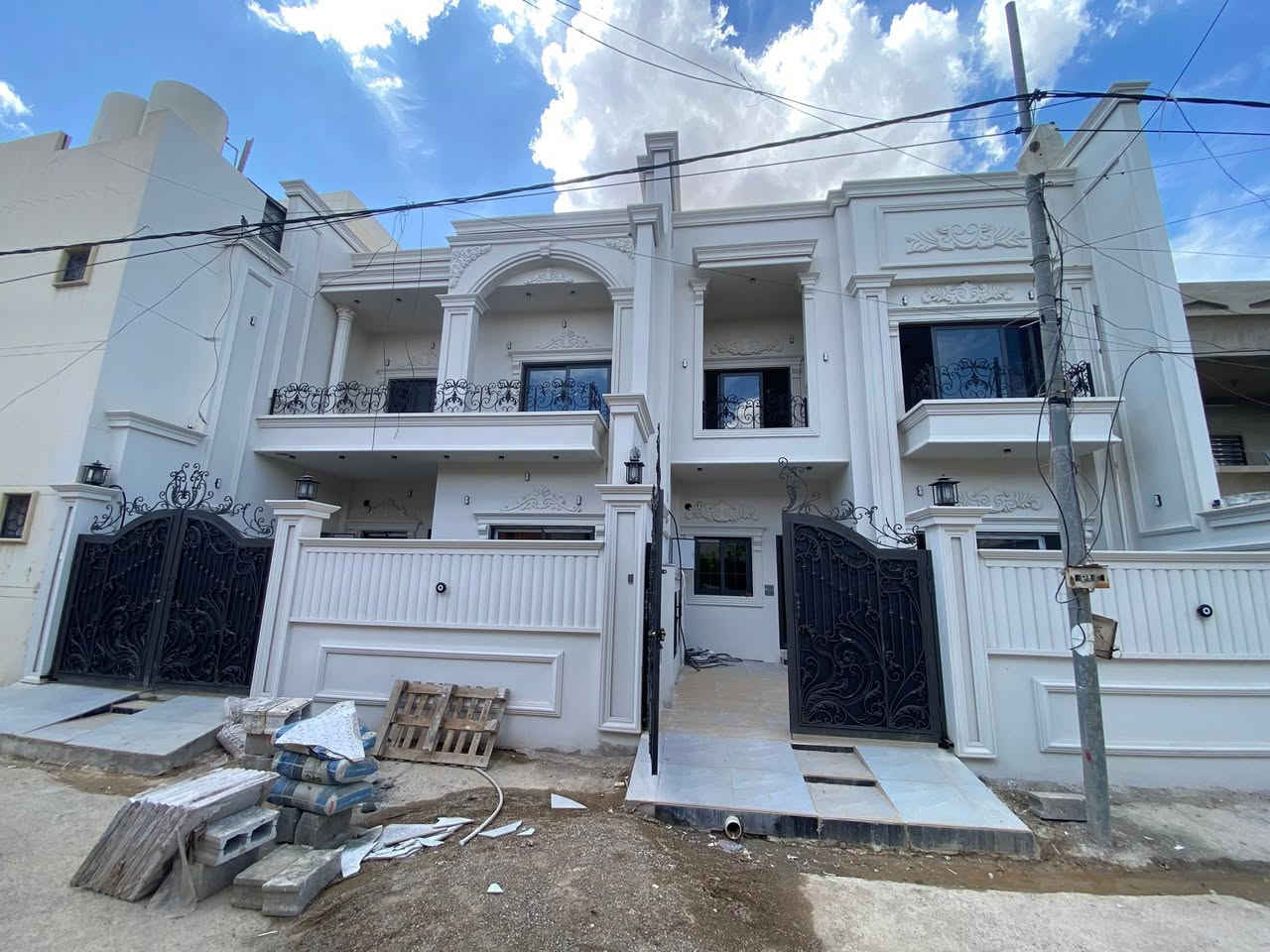 🏠اعلان اعلان
داران للبيع
موقع مميز
~~~~~~~~~~~
📄طابو ملك صرف
🧱بناء درجه اولى
~~~~~~~~~~~
سقف مغربي ✔️
واجهة فلين✔️
نظام تبريد مركزي✔️
بناء هندسي✔️
بناء ملكي✔️
~~~~~~~~~~~~
📐المساحه:-150 م
📐الواجهة :7.5م
~~~~~~~~~~~
📍الموقع :-طريق بغداد
حي المعلمين
~~~~~~~~~~~
💸السعر :-علق ب(تم) يوصلك السعر مناسب 
~~~~~~~~~~~
الطابق الاول  يحتوي:-
استقبال +هول+مطبخ +مطبخ حار
غرفتين نوم+صحيات
~~~~~~~~~~~
الطابق الثاني يحتوي على:
هول +صحيات+
غرفتين نوم 
~~~~~~~~~~~
للاستفسار اكثر الاتصال على
***********📱
~~~~~~~~~~~
نستقبل جميع العروض 
🏠السكنيه  🏛️التجاري

