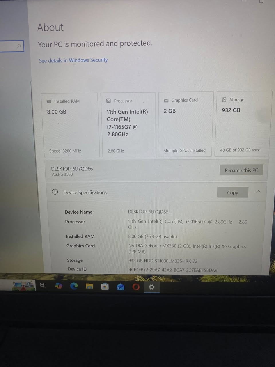 السلام عليكم 
لابتوب للبيع DELL سلم 
نظافة 95‎%‎ غير داخل تصليح استعمال قليل

* المعالج:
    Intel Core i7-1165G7 الجيل 11
    سرعة 2.80GHz وتصل أعلى بالتيربو تقريباً إلى 4.7GHz
* الرام:
    8GB DDR4 بسرعة 3200MHz
* كرت الشاشة:
    NVIDIA GeForce MX330 بحجم 2GB
    * كرت مدمج Intel Iris Xe Graphics
* التخزين:
    HDD سعة 1TB تقريباً (932GB usable)
* النظام:
    Windows 10 Pro 64-bit
    إصدار 22H2
* نوع الجهاز:
    Dell Vostro 3500

تقييم الأداء

* ممتاز للدراسة، الأوفيس، التصفح، البرمجة، والمونتاج الخفيف.
* يشغل ألعاب متوسطة مثل:
    * GTA V
    * Valorant
    * PES / FC
    * PUBG على إعدادات منخفضة إلى متوسطة.


**إذا كنت صاحب هذا الإعلان وتريد حذفه لأي سبب، رجاءا أرسل رسالة إلى الدعم الفني**