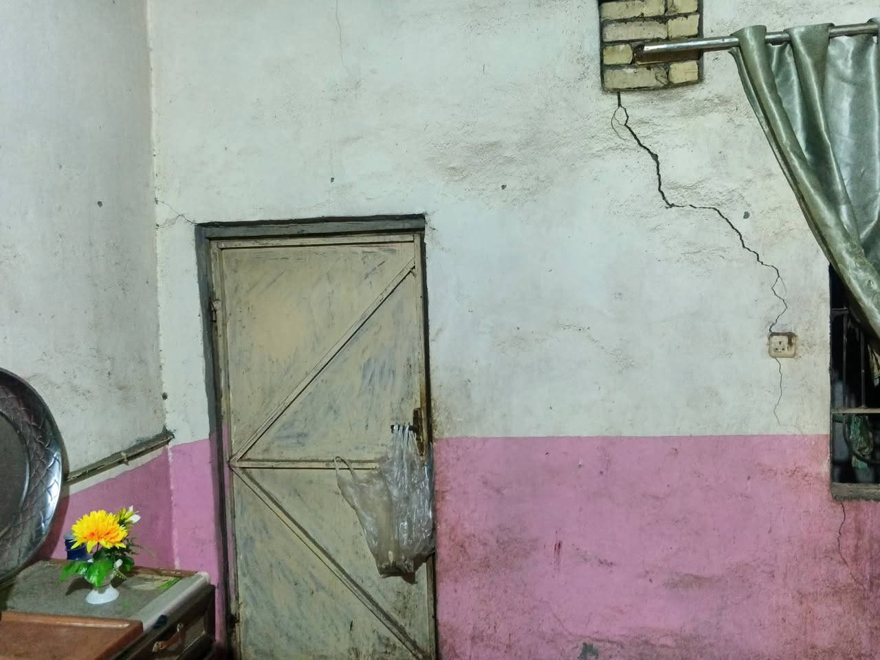 السلام عليكم بيت للبيع بالجاسميه المساحه 175 طابز راعي 25 شارع صب خدمات مايو كهرباء ومجاري غرفه وصاله واستقبال ومطبخ وصحيات خارجيه***********
