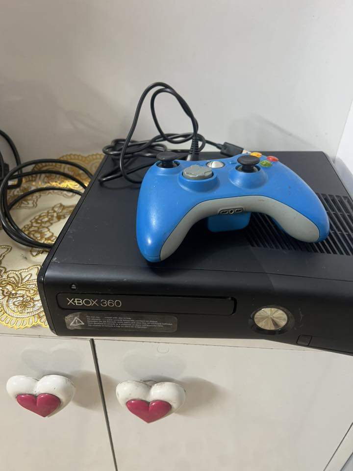 السلام عليكم اكس بوكس 360 مال باله نضافه ١٠٠٪؜لا مفتوح ولا مصلح  بعده على وضع الشركه كامل يده اصليه واير ليست شاحنه يده ومحوله وكيبل HD وكارتونته وياء الله يشهد اشتريته قبل سبوعين شغلته مرتين والله  بي العاب ١٥٠ لعبه كلهن قويات السعر ١٢٥ الف قفل مكاني بغداد الدوره ***********
