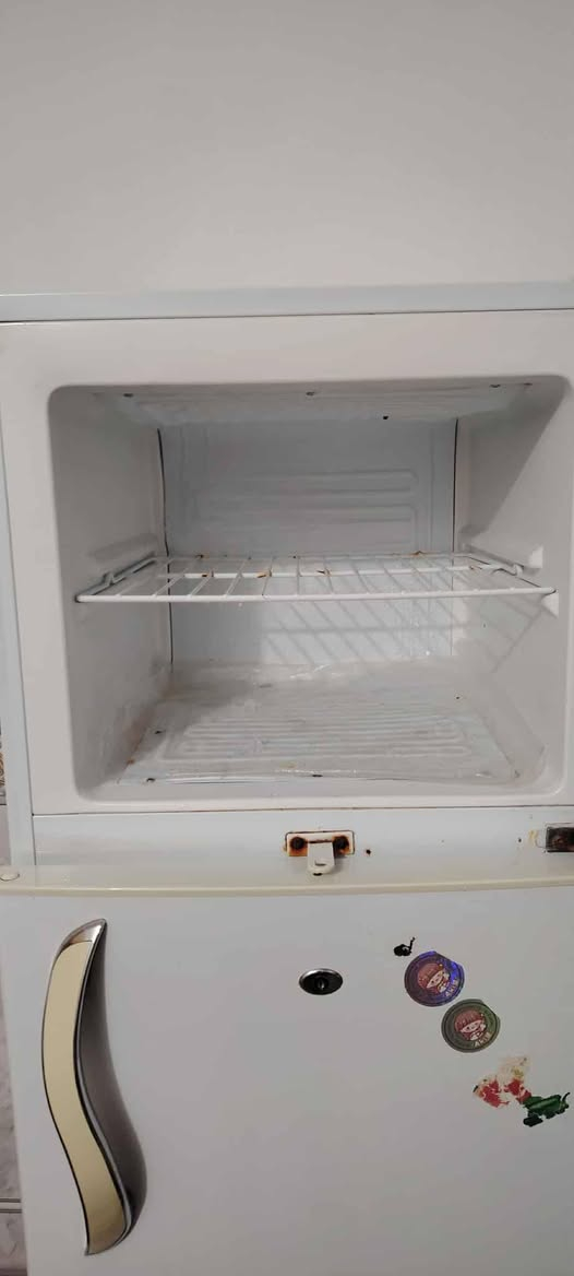 ثلاجه البيع السعر 200وبهى مجال ديالى المقدادية ***********
