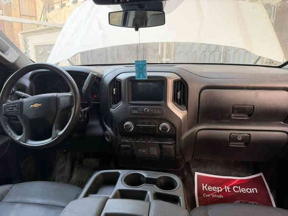 السلام عليكم سلفرادو 2024 مصبوغه عام محرك 8 سلندروماشيا 8 الف  ورايدها 19500$وىي استفسار ***********  وتساب
