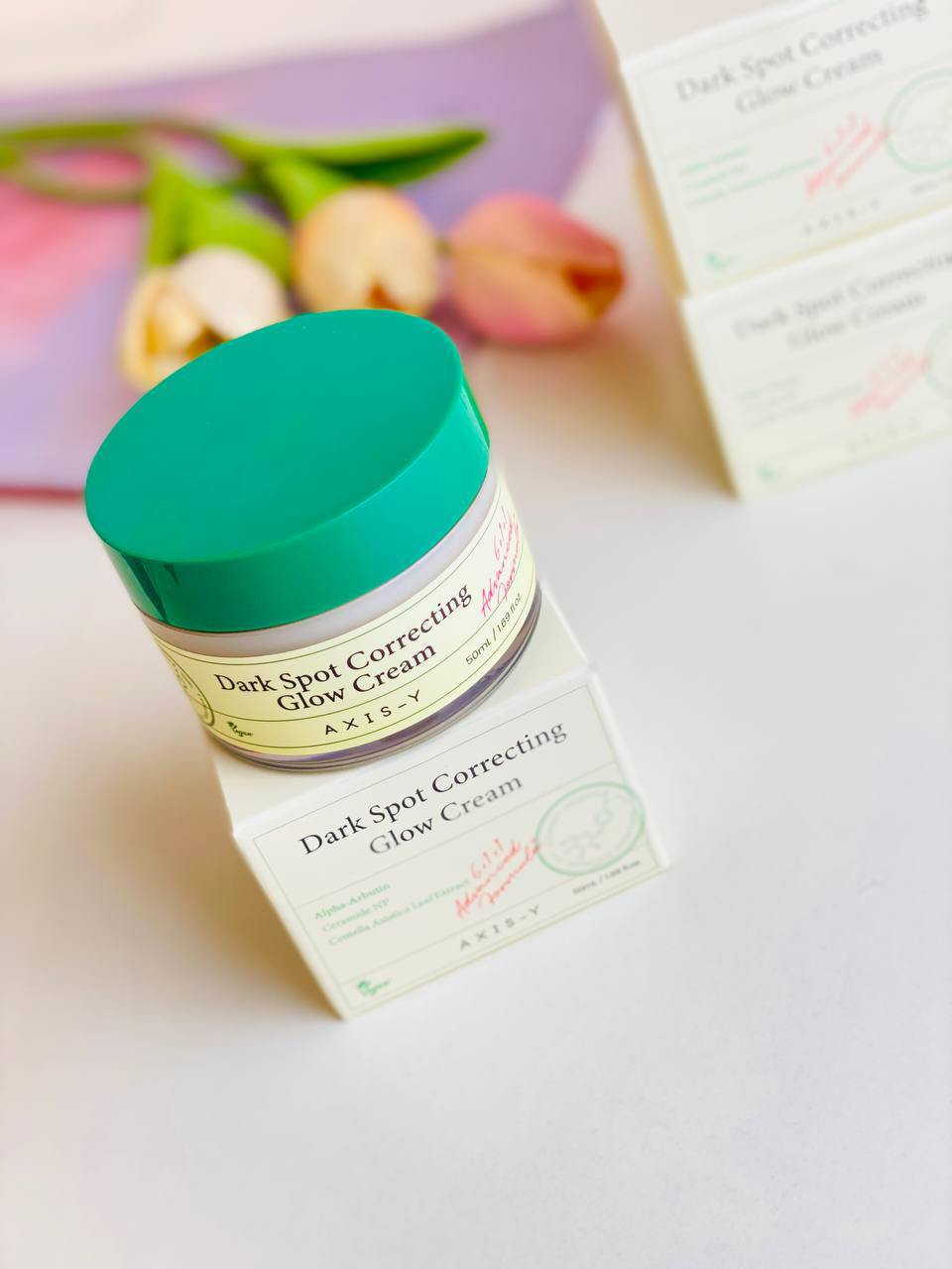 كريم "Dark Spot Correcting Glow Cream" من ماركة AXIS-Y الكورية.🇰🇷 

يُعد هذا الكريم مرطبًا مصممًا خصيصًا لعلاج البقع الداكنة وتوحيد لون البشرة. 

تتميز تركيبته بقوام خفيف يشبه الجل أو الماء، مما يجعله سريع الامتصاص ولا يترك شعورًا باللزوجة. 

المكونات الرئيسية فيه تشمل النياسيناميد (5%)، والألفا أربوتين (2%)، وفيتامين C، التي تعمل على تفتيح البشرة وتقليل التصبغات. 

يمكن استخدامه كخطوة أخيرة في روتين العناية بالبشرة، صباحًا ومساءً، وهو مناسب لجميع أنواع البشرة. 

يساعد على تعزيز حاجز البشرة، ويمنحها ترطيبًا عميقًا وإشراقة طبيعية.


**إذا كنت صاحب هذا الإعلان وتريد حذفه لأي سبب، رجاءا أرسل رسالة إلى الدعم الفني**