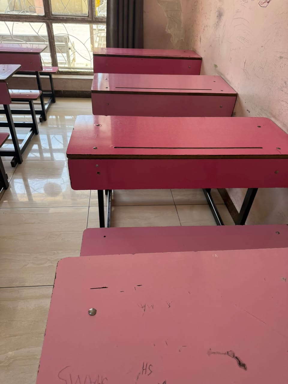 السلام عليكم توجد رحلات مدرسية للبيع بحالة جيده جدا السعر ٢٢ ألف الواحده حديدثقيل درجه اولى اللون
وردي
وتوجد نوعيه حديد ثقيل جيده زرقاء
السعر ٢٠ الف
يوجد مكيف حار بارد وندو بحاله جيده جدا بسعر ٢٧٥ ألف عدد ٤
يوجد ميز ادارة عدد ٢جيد جدا بسعر ١٧٥  للواحد
 مع ملحق
بوفية اداره ٢باب خشب وجام ممتازه
١٧٠ الف
يوجد ميز رسبشن جيد كبير ٤٠٠ الف

بغداد السيدية شارع الاطفاء
***********
***********
