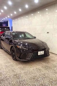 تويوتا كامري موديل 2025 هايبرد وارد امريكي  Se (night shade)  بصمه   د...