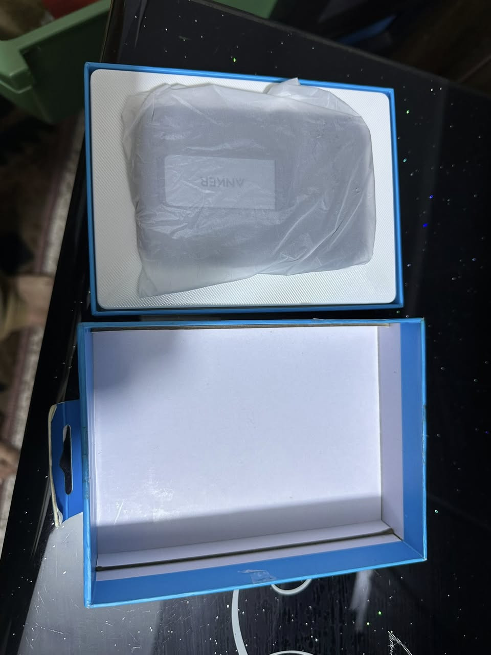 ⚡ باور بانك Anker MagGo الأصلي ⚡
شحن مغناطيسي فائق السرعة بتقنية Qi2 الحديثة مع تصميم عملي وأنيق 🔥

🔋 سعة 10,000mAh تكفي شحنات متعددة
⚡ شحن لاسلكي مغناطيسي سريع 15W
📱 يدعم iPhone 12 / 13 / 14 / 15
🧲 متوافق مع MagSafe
📊 شاشة ذكية تعرض نسبة الشحن بشكل مباشر
🪶 تصميم نحيف مع Stand مدمج للمشاهدة والاستخدام المريح

مثالي للسفر، الدوام، والاستخدام اليومي بدون أسلاك مزعجة ✨
جودة Anker المعروفة بالأداء والاعتمادية 💯

الحالة: ممتازة شبه جديدة استعمال اسبوع والنظافة واضحة بالصور
السعر 40 🔒 وموجود توصيل


**إذا كنت صاحب هذا الإعلان وتريد حذفه لأي سبب، رجاءا أرسل رسالة إلى الدعم الفني**