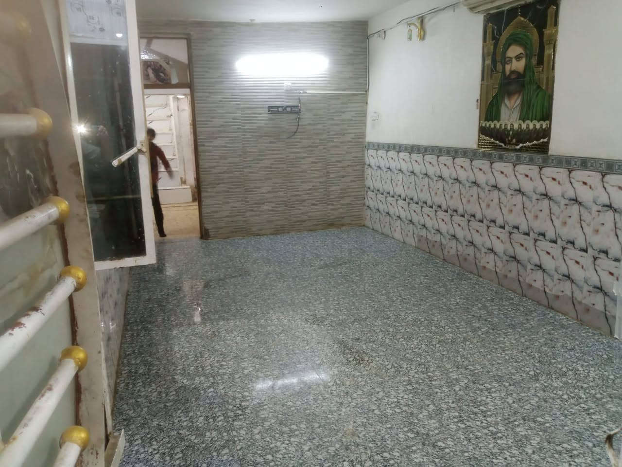 سلام عليكم عندي بيت 100لامين الثانيه شارع الكهرباء   طابو بل سده جديده كافه خدمات متوفره حتا سحب موجود نت موجود بس تدفع اشتراك اجار مناسب مع حديقه 250متر تانكي ابو الف عدد2 كيزر عدد2 اتصل ***********
