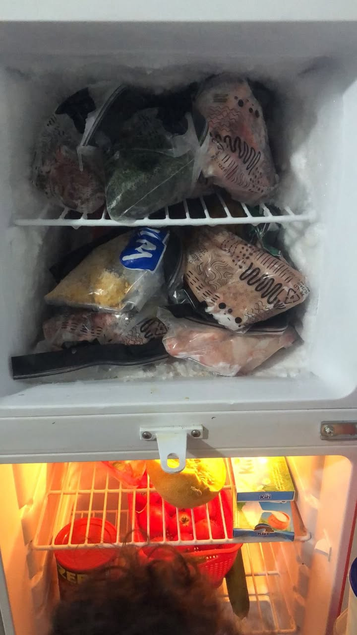 اغراض للبيع كلها شلع كاونتر وثلاجة وميز طعام مع ٦ كراسي وطبلات وطباخ للبيع السعر ٥٥٠ بيها مجال بسيط المكان بغداد شارع حيفا للتواصل واتساب ***********
