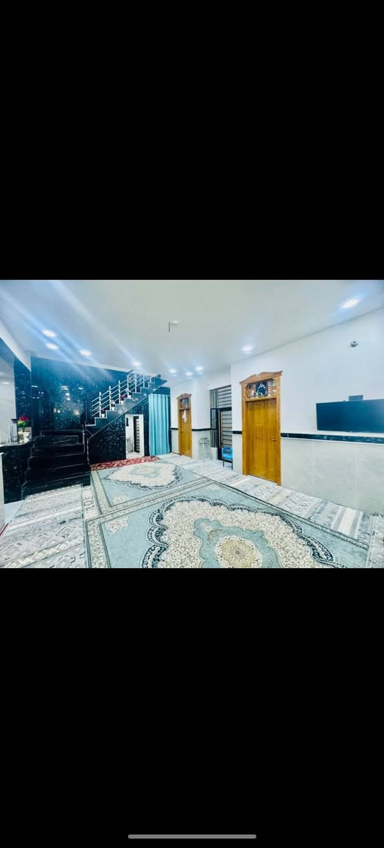 سلام عليكم بيت 200متر بجمع بيتي الثاني قريب عله مجمع الصلطان بيت جديد بناه درجه اوله تفاصيل البيت /🛏غرف عدد 2/استقبال /مطبخ/صاله🛋/عمامات عدد2/مكاشيف عدد2/كراج كبير للستفسار ***********واتساب
