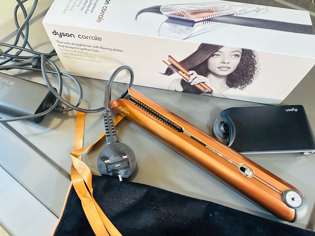 مكواة فرد الشعر من دايسون مستخدمة اقل من ٦ اشهر 
 المصنوعة من النحاس والنيكل هي المكواة المثالية لتصفيف شعرك بشكل أفضل مع تقليل الضرر بنسبة تصل إلى 50%*. تعد مكواة فرد الشعر Dyson Corrale هي المكواة الوحيدة التي تحتوي على ألواح نحاسية مرنة تتشكل حول شعرك لمنع تكسره.
فوائد مكواة فرد الشعر دايسون كورال النحاس/النيكل كابل شحن قابل للإزالة ومغناطيسي 360 درجة لتصفيف الشعر لاسلكيًا
3 إعدادات لدرجة الحرارة (165 درجة مئوية، و185 درجة مئوية، و210
درجة مئوية) لجميع أنواع الشعر وأطواله حقيبة سفر مقاومة للحرارة
وظيفة الإيقاف التلقائي تتوقف بعد 10 دقائق من عدم النشاط
OLED شاشة
التحكم الذكي في الحرارة
الجهد العالمي
قاعدة شحن السفر
طول الكابل 4.3 متر
القوة الكهربائية: 200 واط
الوزن: 0.561 كجم

بتم أيقاف الجهاز باضغط مع الاستمرار على زر التشغيل/الإيقاف حتى يتم إيقاف تشغيل شاشة OLED.