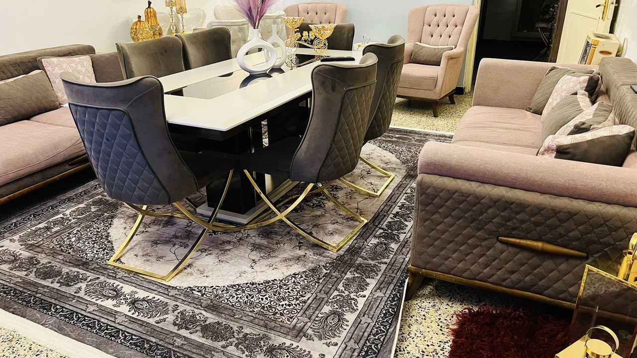 تخم 8  وميز طعام ثنينهن نفس النقشه من هوم سنتر السعر مليون و100 بالبنوك اتصال فقط
***********
