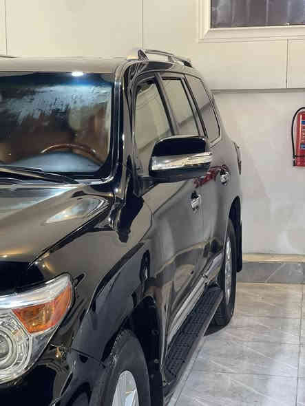 السلام عليكم 

 ✅لاندكروز GXR
✅اللون اسود 
✅الموديل ٢٠١٤
المواصفات:-
كاميرا خلفية 
فتحة سقف 
كشنات جلد مشمشي
كشن السائق كهرباء
8 وسائد هوائية
مصابيح زينون امامية 
مصابيح ليد 
بصمة تشغيل 
بصمة تشغيل عن بعد 
بصمة دخول في الابواب 
اشارة ترحيب في الابوب
3 قطع تبريد 
ثلاجة 
مستشعر وقوف 
محرك 6 سلندر
فورويل دفع رباعي
ويل 18 طخم تاير جديد قبل اسبوع شاده
بيها شبر بارد خفيف باب الصندوق 
السياره جاهزه من كلشي 
كير محرك كله شرط 
مكان السياره الموصل 
رقم صاحب السيارة 
***********

السعر ٣٩٠ وبيها مجال
