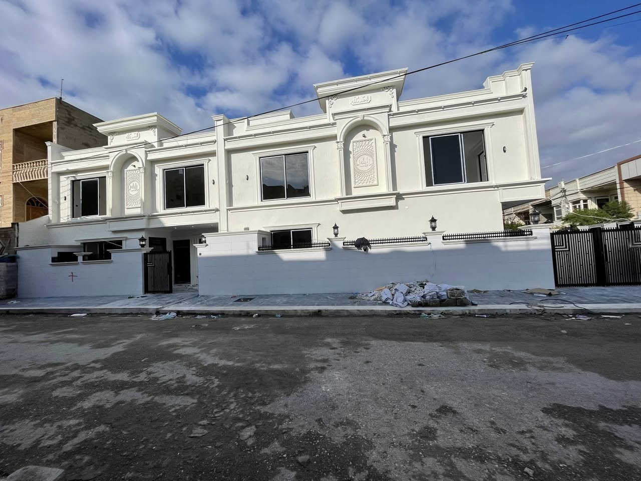 #بيتين زيرو للبيع في  حي ٥ حسارؤك قرب شارع ١٢٠متر

#المساحة  150متر ركن وصف ركن 100متر مربع

#يتكون  استقبال و4نوم 

#طابو  يسجل مباشر 

 

#للاستفسار https://t.me/aqarathavalan
***********
***********
