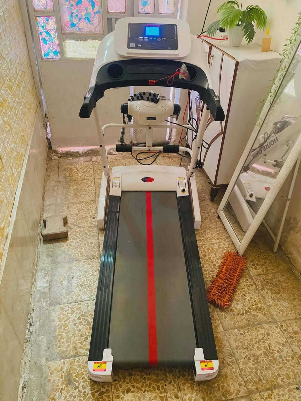 سلام عليكم
جهاز جري مستخدم قليل جداً 

مواصفاته  

- دبل ماطور

- تحمل وزن 150 كليو

- مع جهاز تكسير شحوم

- شاشة رقمية وقت

- السرعة

- مسافة

- دقات قلب 

قرص لف جذع

سماعات لربط الهاتف   عن طريق الاوكس والاستماع للموسيقى 

سعر ٢٨٠ وبي مجال للعلم الجهاز مستخدم استخدام قليل

مكاني ذي قار

يتوفر توصيل

للتواصل ***********
