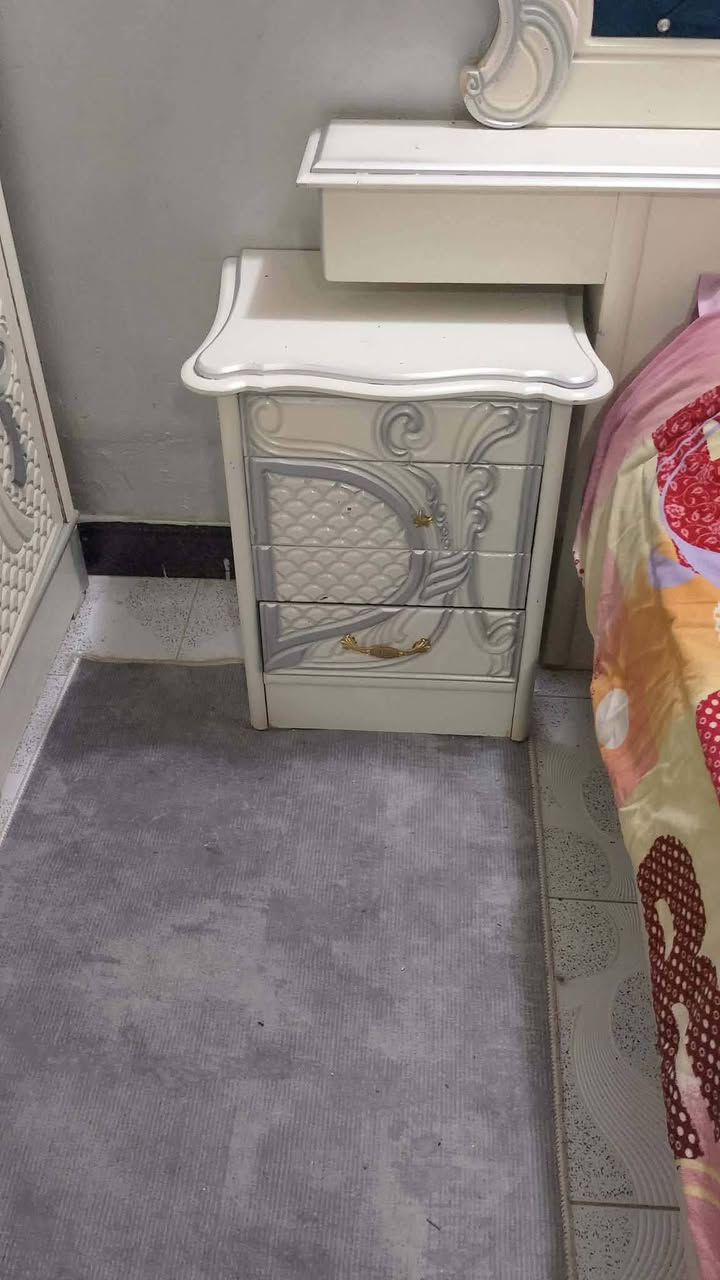 السلام عليكم غرفة نوم كنتور مع سرير مع كومديات ثنين وميز تواليت نضيفه جدا السعر ٦٠٠ قفل 
للاتصال ***********
