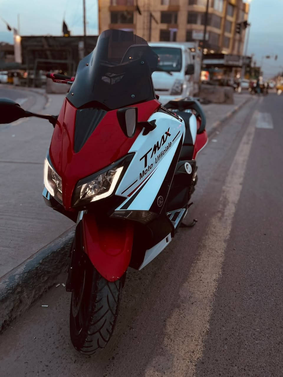 السلام عليكم
تي ماكس 2017 بصمة 
مكينه مكفولة 
 ماشيه 35
تخم تاير جديد 
قايش داخلي وخارجي اصليات  
كاسحه بلاديه 
مري بلاديه 
كهربائيات بلاد 
بانزين محسن 
صالنصه رياضي
دهن امزويل جديد 
السعر خاص
مكاني الشعب  ***********
