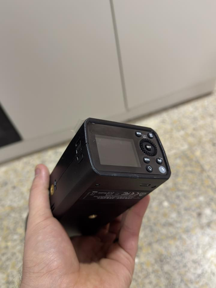 سلام عليكم 
جهاز ad200 pro  فحم ما اعرف بيه شلون يشتغل للبيع فحم قيم السعر من عندك 

شاحنه على شكل حافظه تاخذ بطاريتين مع بطاريتين من شركه نيوير جديدات السعر ٦٠ الف 

للتواصل مراسله الصفحة او على الواتس عبر الرقم التالي ***********
