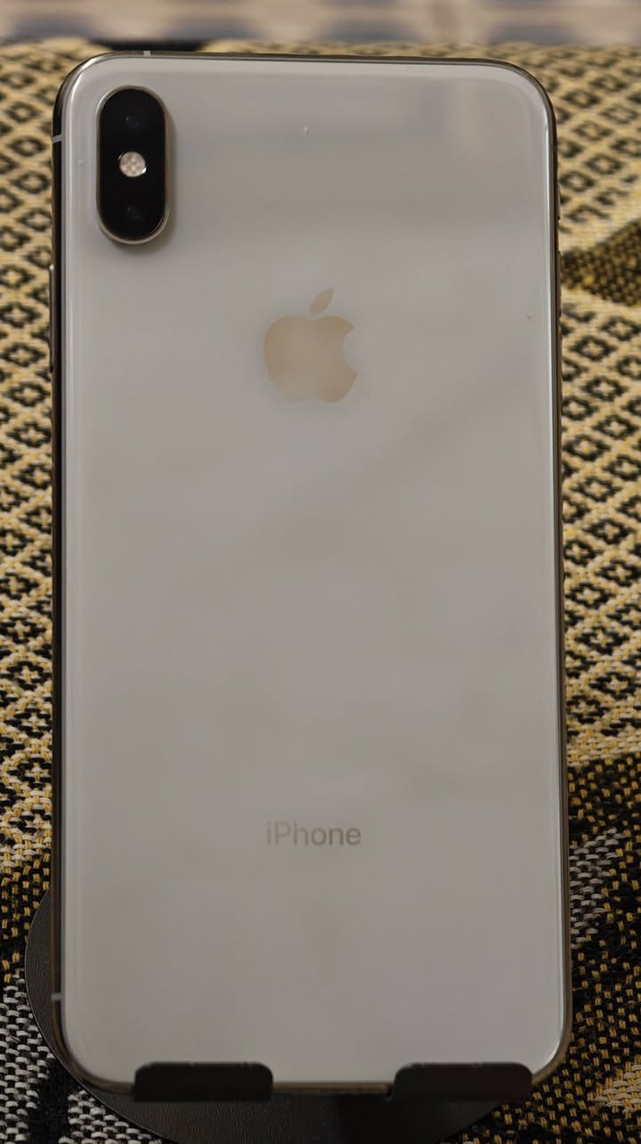 Xs max
آيفون مستعمل نظيف جداً
-ذاكره 256
-لون ابيض 🤍
-البطاريه الأصلية ما مبدله نسبتها 77%
-الجهاز لم يسبق فتحه أو تصليحه
-كلشي شغال مَا مبدل بيه اي شي ولا مفتوح وكاله.. 
🔴 لا يوجد ملحقااات -
هَذا رقمي ☎️ : ***********-
