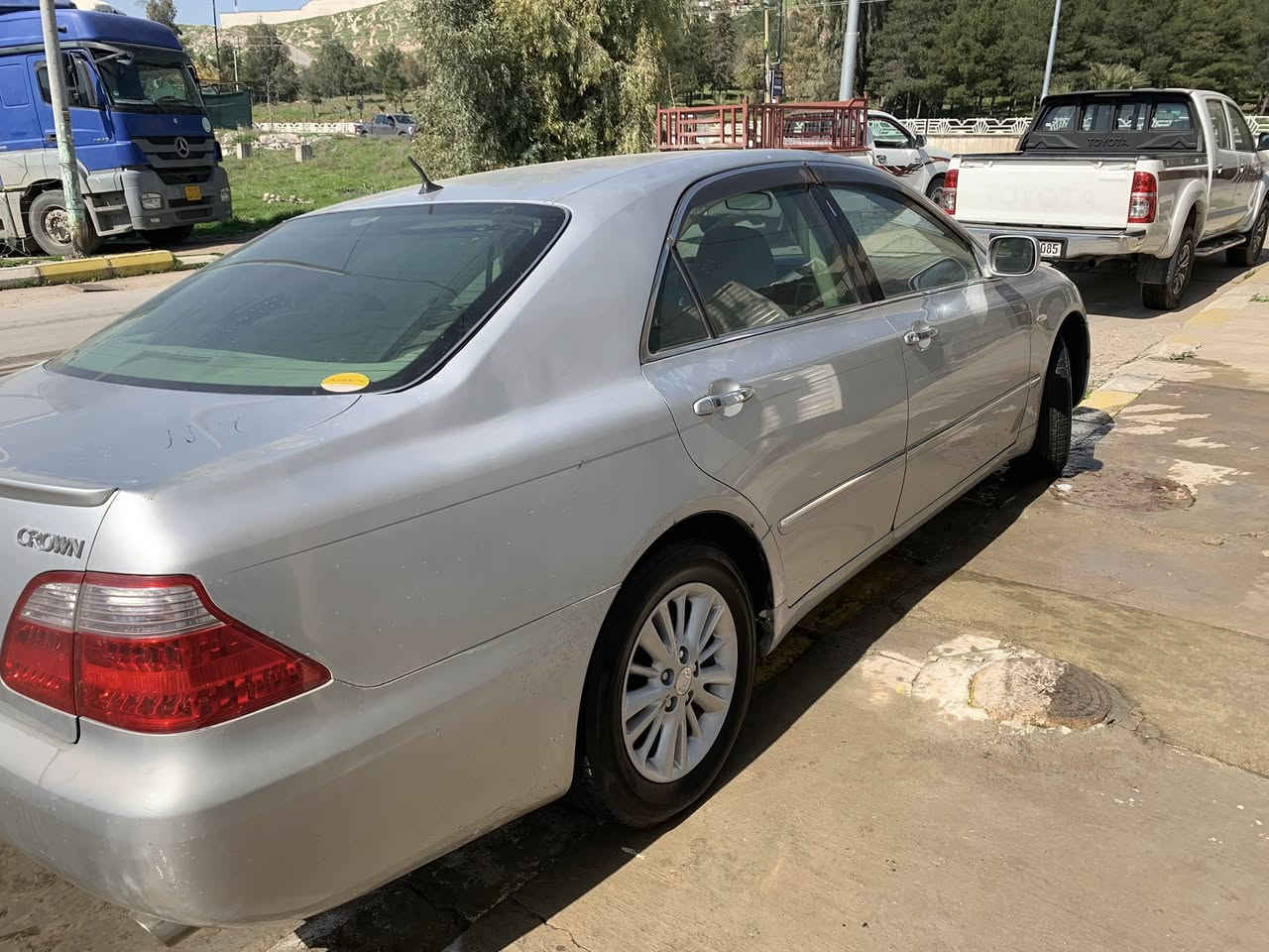 شاینە بڕاوە ٢٠٠٧ ساج مەلەکی سێ  دوگمەو پەردە گەورە بە گەورە
سەقفى وەک شوشە لاشەی وەک شوشە لۆک لۆک
یەک چاڵیشی پێوە نیە
١٢٠ هەزار  ڕۆشتوە
گێڕو مەکینەو تەقەو ڕەقەی  بەشەرت 

***********
