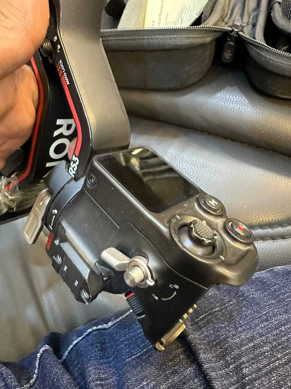 رونن rs3 كامل معه قطعة تصوير بالطول (ريلز)
بيه فقط القفال الفوك فالت وحاطلة صمخ حالياً ومابية شي 

مكاني البصرة 

السعر 300


**إذا كنت صاحب هذا الإعلان وتريد حذفه لأي سبب، رجاءا أرسل رسالة إلى الدعم الفني**