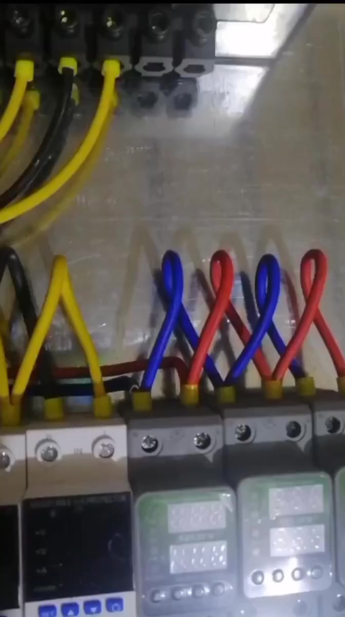 شوف التعليقات 
👇👇👇👇
تأسيس كهرباء... ترتيب بوردات 
*********** واتساب 
كربلاء المقدسة
