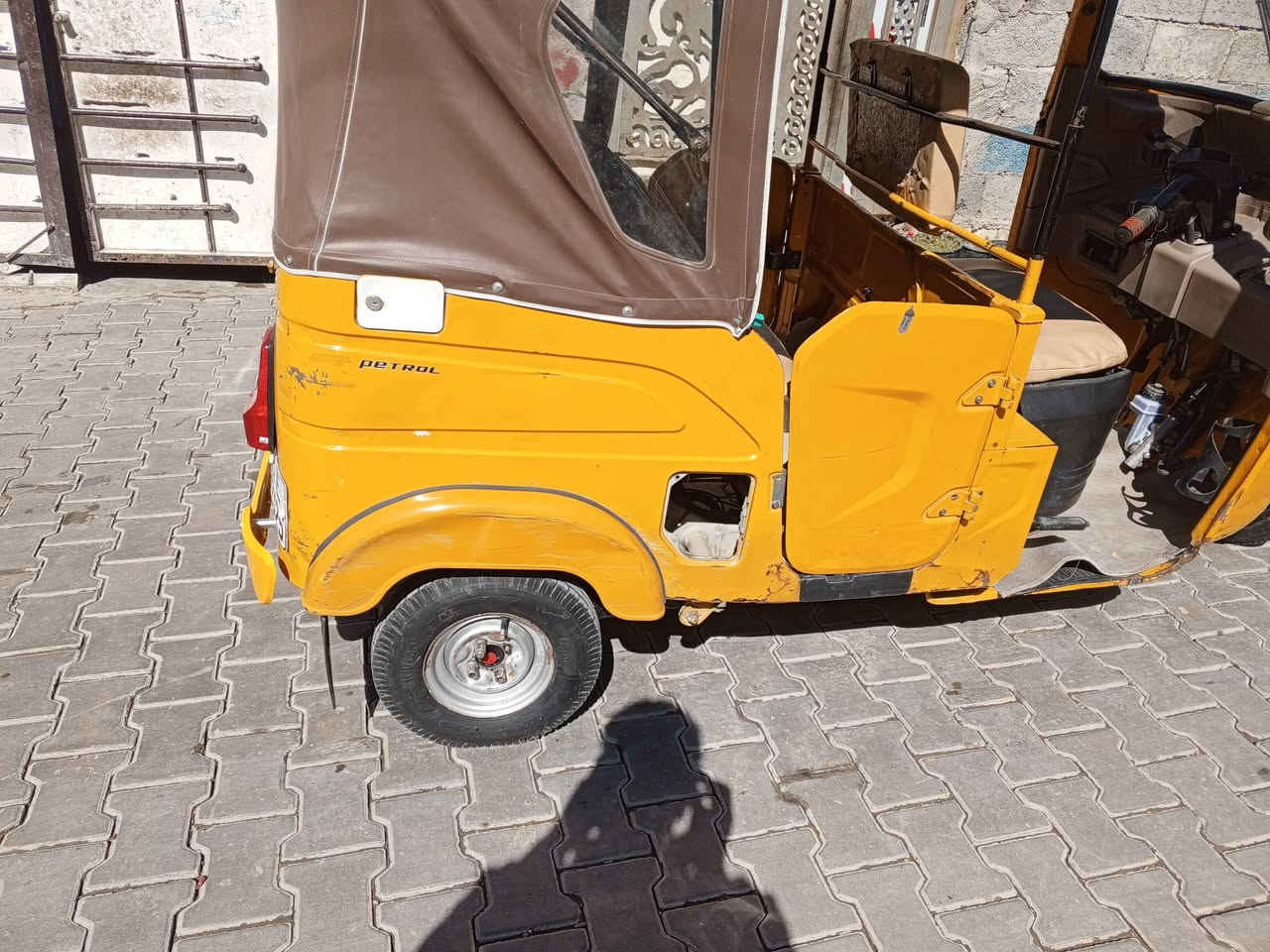 سلام عليكم تك تك للبيع مديل 21 والله نضيفه كهربائية كله شغاله محرك نضيف سعر7 250  المكان بغداد  شراي يتصل على رقم ***********
