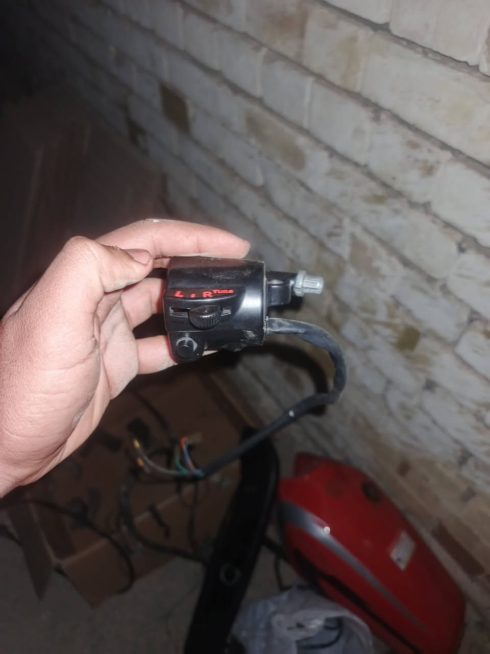 سلام عليكم غراض اربعه كير للبيع بيهن جديد وبيهن مستعمل شي قليل ضفيره +اثنين سوبايات +صالنصه كاتم+تانكي مال شلامجه بدون صفاحيات +صينيه سوده +مجمع مال لايت واشاير استيل+مجمع مال لايت واشاير أسود أصلي مال شلامجه+ستيرن اسود مال شلامجه جديد مامستخدم مكاني كنطره السلام ***********
