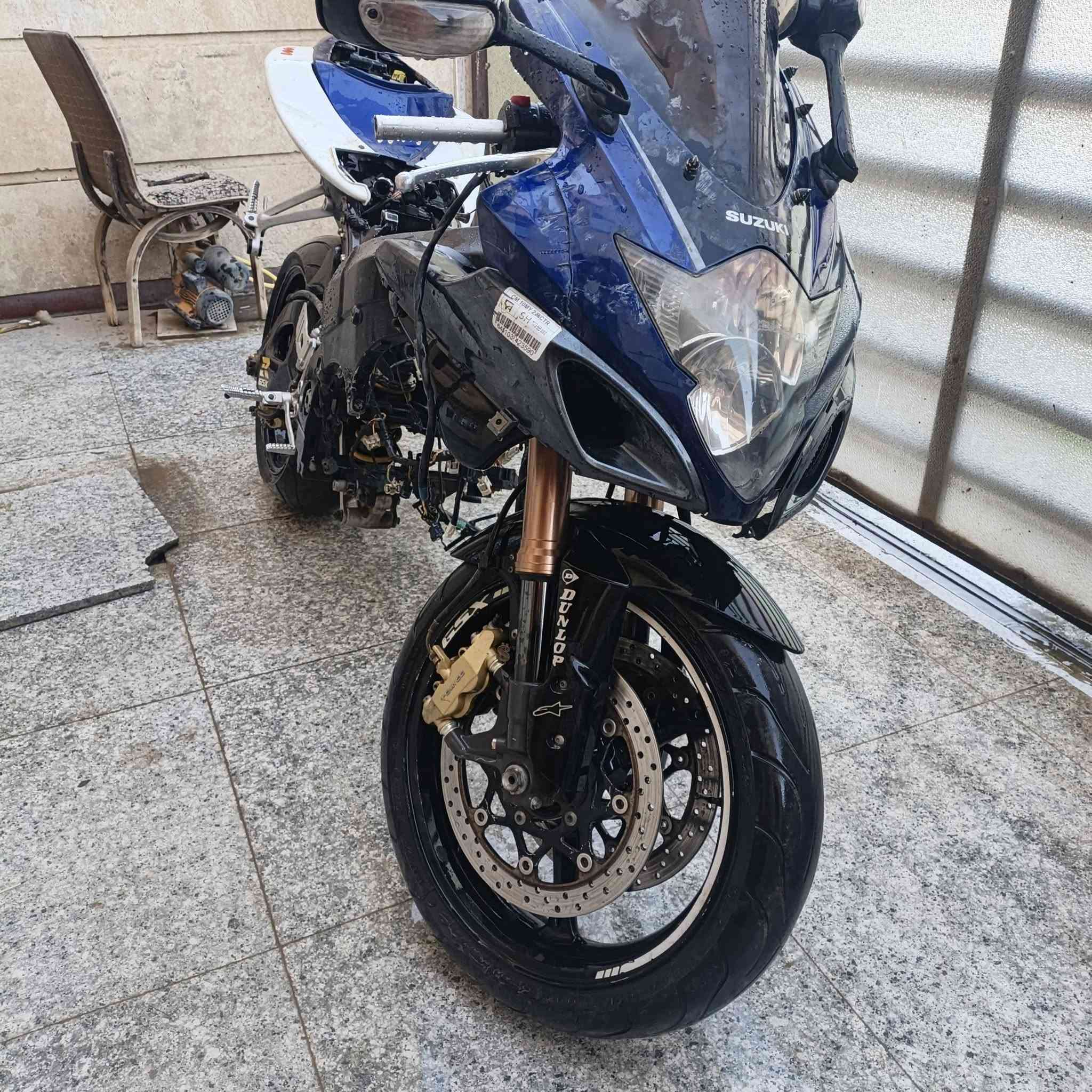 السلام عليكم للبيع  SUZUKl GSX R موديل 2006 مرقم بغداد تحويل ثاني يوم مشروع وطني مكينتهه كايمه كل تفرعاتهه حته كهربائيات تانكي كله موجود انطيك دراجه كامله بس مفصخه  
عقل ضفيره كهربائيات كله شغال ميه بل ميه شباب الدراجه مرقمه 
اول مفتحو الترقيم يعني لامرمز ولاشي بلاد وتحويل ثاني يوم بأسمك موتجيني ودكلي تفاصيلهه هاي تفاصيل كلهه كدامكم السعر 18 كامل معه الرقم مكاني بغداد بلدوره حي اسيا وهاذه رقمي ***********
