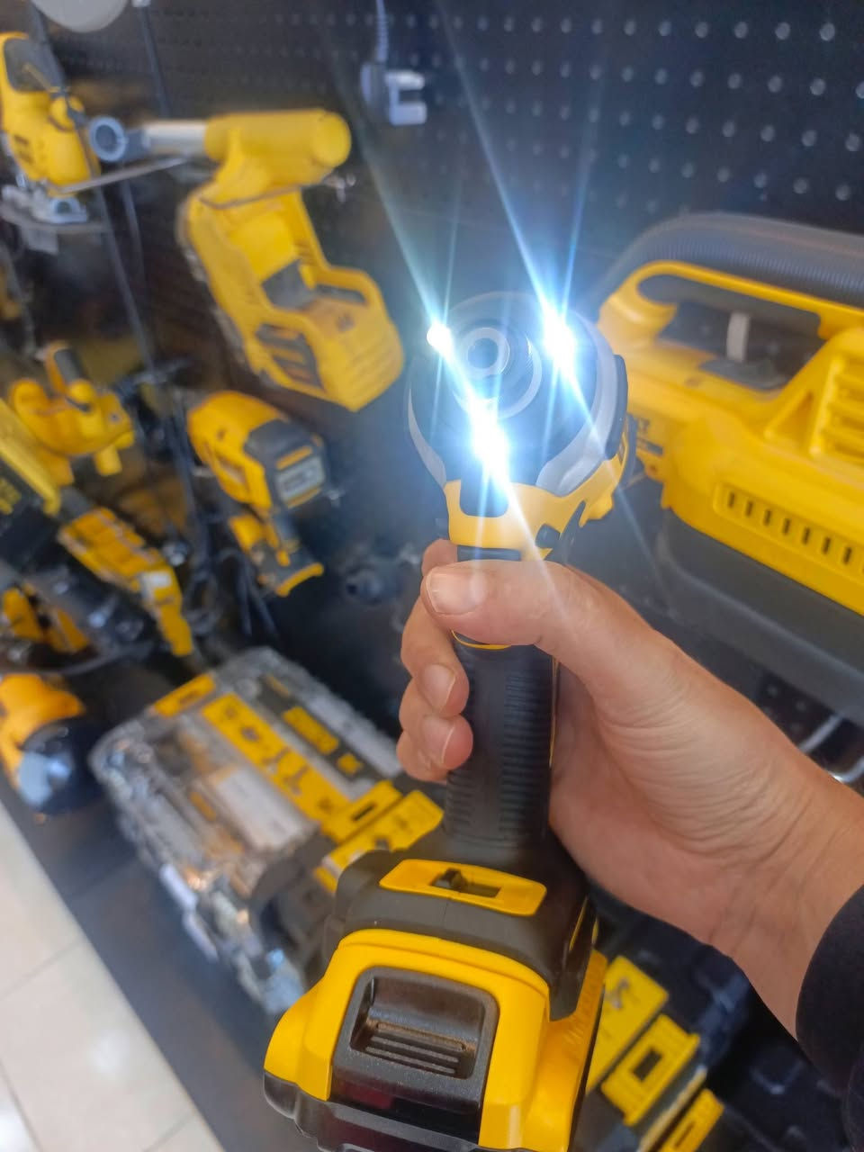 DCF850 

متوفر كامل دبل بطارية 2 امبير و شاحنة .. و متوفر فارغ 

***********
