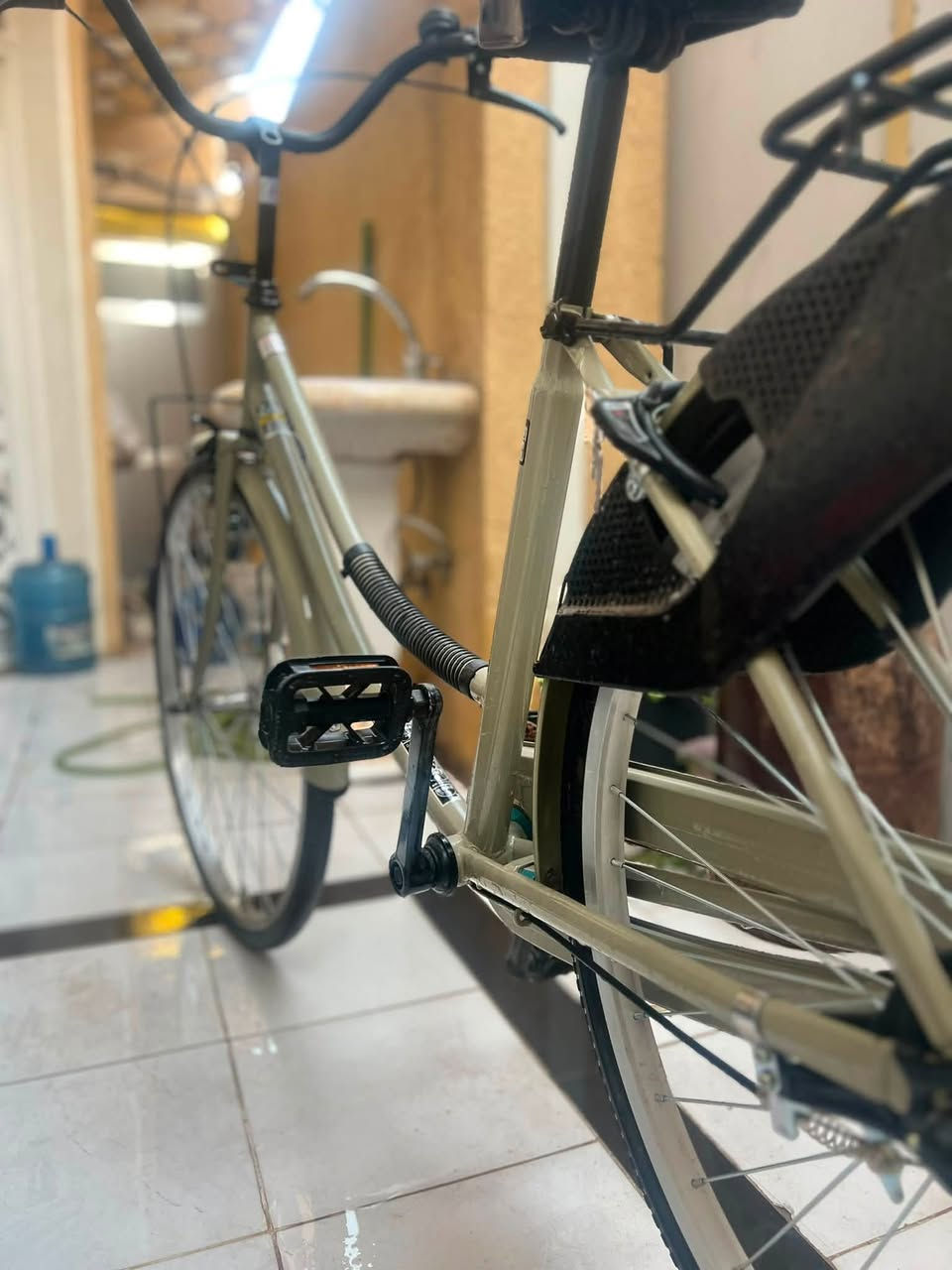 بايسكل بعده جديد كلشي جديد بس حته الوصل مال المعرض موجود اشتريته ولا ركبته ابد مرتين أو ٣ ابد مامستعمل حاله حال المعرض البم هم مالته ويا بعده ب الكارتون الجديد مالته ١٦٠ اشتريته أريده ب ١٠٠ مكاني كربلاء الروضتين *********** بي واتساب وشراي بي مجال ويدلل
