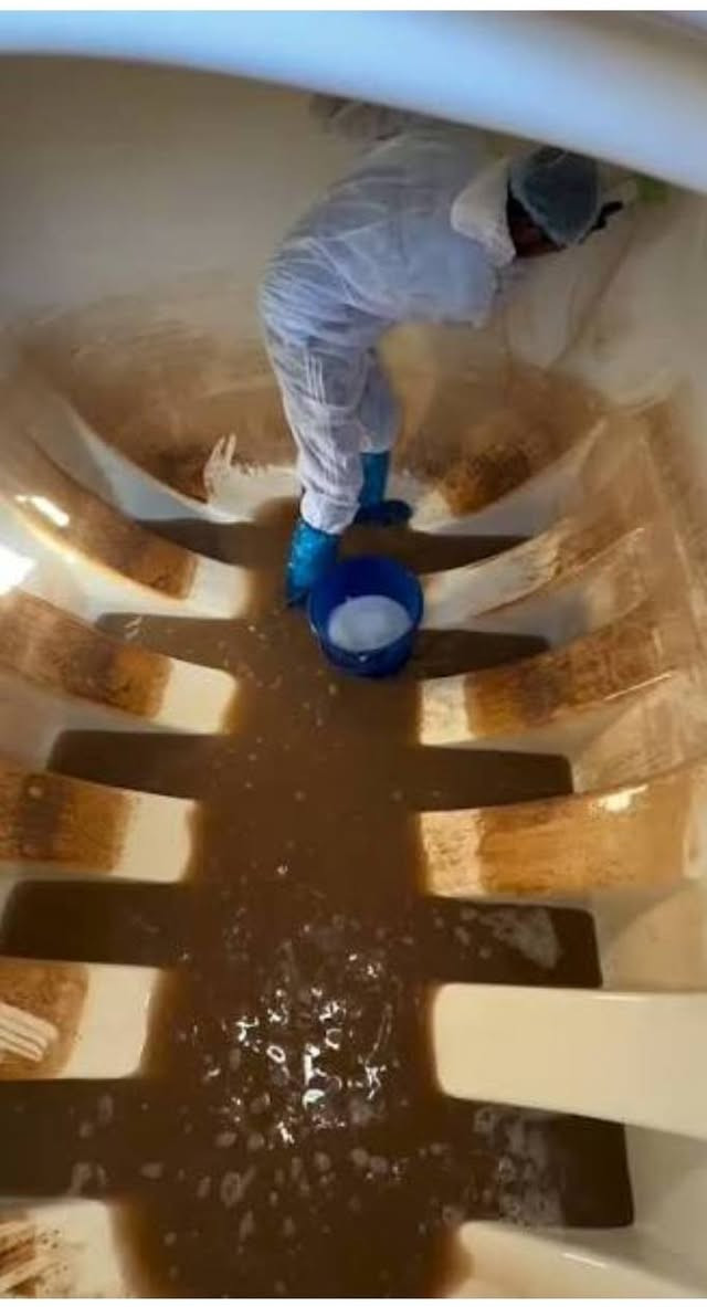 السلام عليكم ورحمه الله وبركاته 
يوجد عمال تنظيف تانكيات المي في جميع مناطق ابو غريب 
تنظيف بطرق ممتازه 
للاستفسار الاتصال على *********** يوجد واتساب

