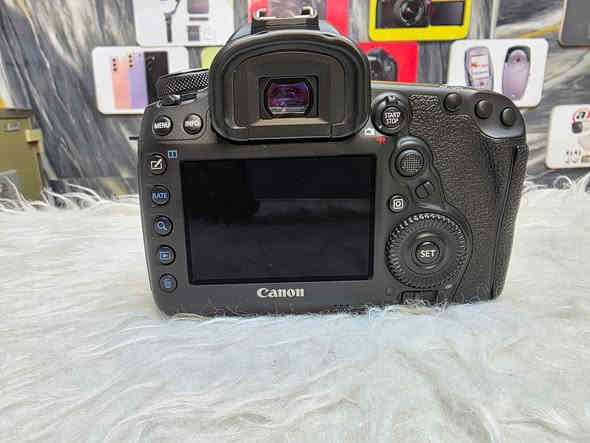 كانون 5 مارك 4 نظيفه جدا 95‎%‎
بدي فقط كارتون ملحقات اصليه 
السعر مليون و 500 الف 
مكاني بابل 
***********
