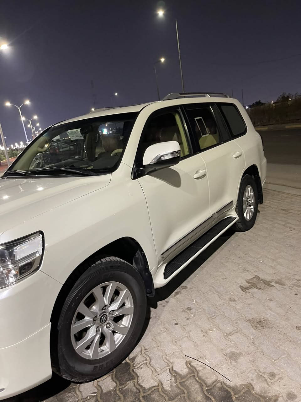 لاندكروز بريم موديل 2017 كفاله رقم بغداد ماشيه 133 كيلو  6 سلندر مكان البصره السعر 5 شدات ***********
