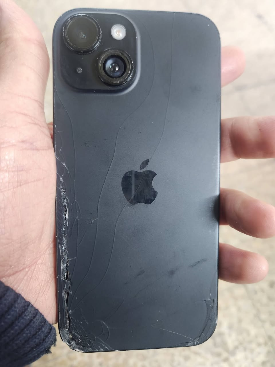 عندي هذا جهاز ايفون ١٥ دبل كامره مامفتوح وما مبدل به شي يعني كلها بلاديه به حبر بشاشه و ظهر مفطور ١٢٨ كيكا دبل سيم كارت وبصمه وجه شغال مع باقي مواصفات 
سعرو ٤٠٠ الف دينار عراقي  فقط اربيل قلعه كؤترى سلام *********** بيع فقط واتساب موجود خابرني رجاءا مو شراي لا تراسل
