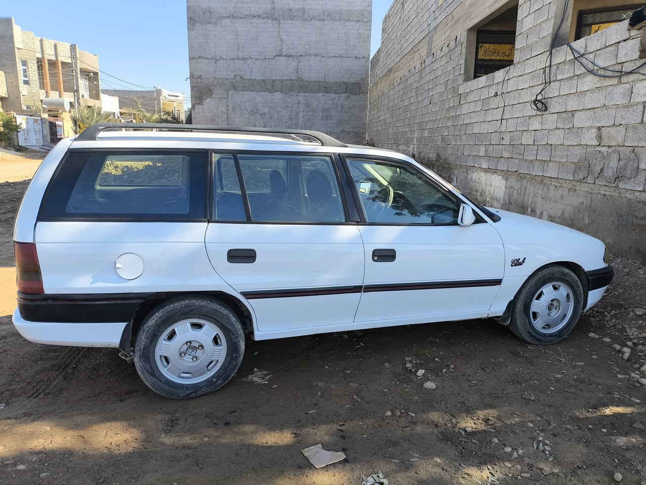 السلام عليكم اوبل استرا للبيع موديل 1993
مكينه وكير خير من الله مصبوغه احزام جماليه 
السعر  36  وبيها مجال مكان السياره   ديالى بعقوبه الاتصال على  ‏‪***********
