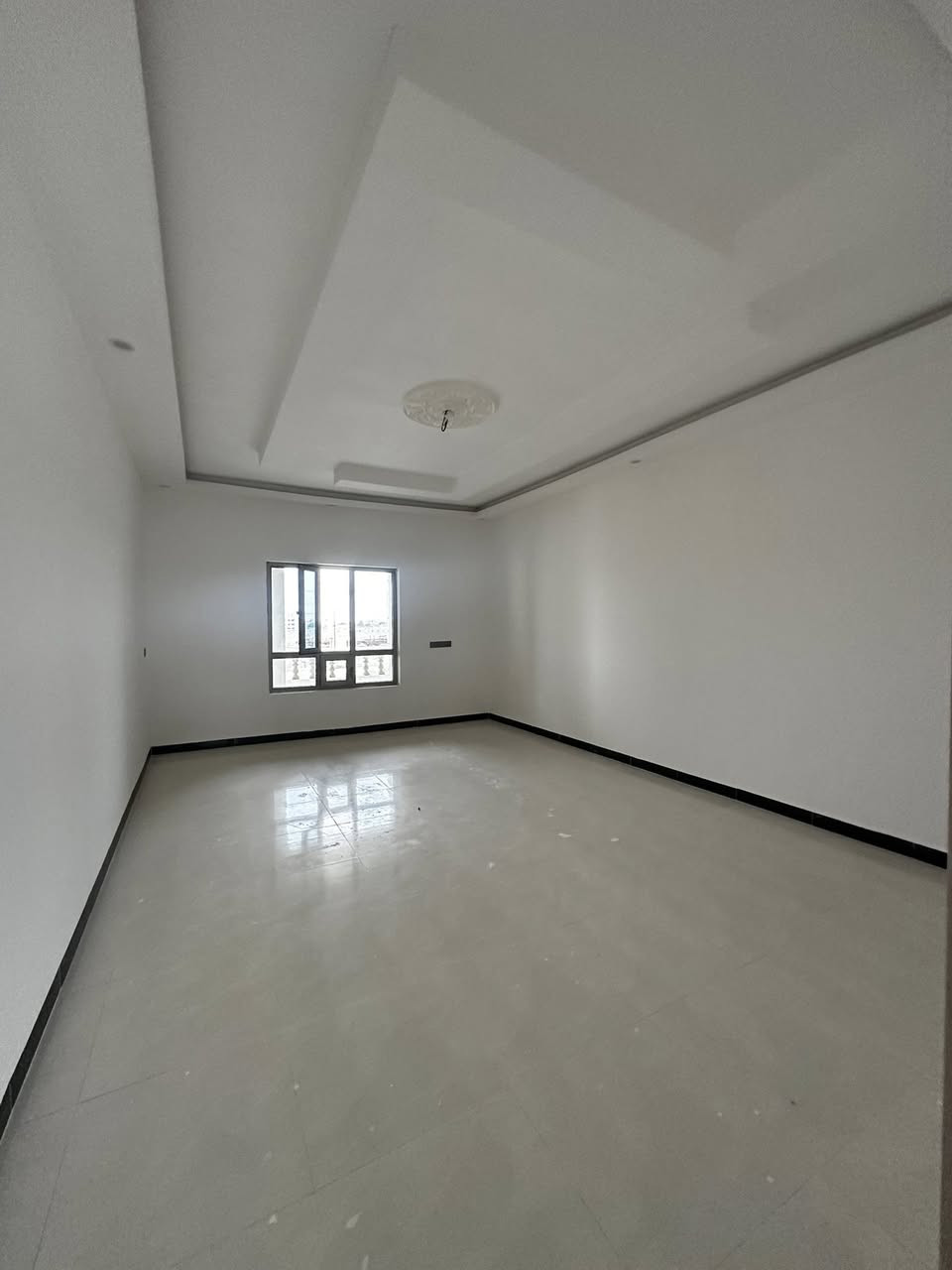 السلام عليكم بيت للبيع الديوم منطقه ال 12الاف من افضل مناطق الديوم مساحه البيت 300متر واجه 10نزال 30 قرب المدارس والسوك شارع البيت 30 متر تبليط 
للستفسار الاتصال 
***********
