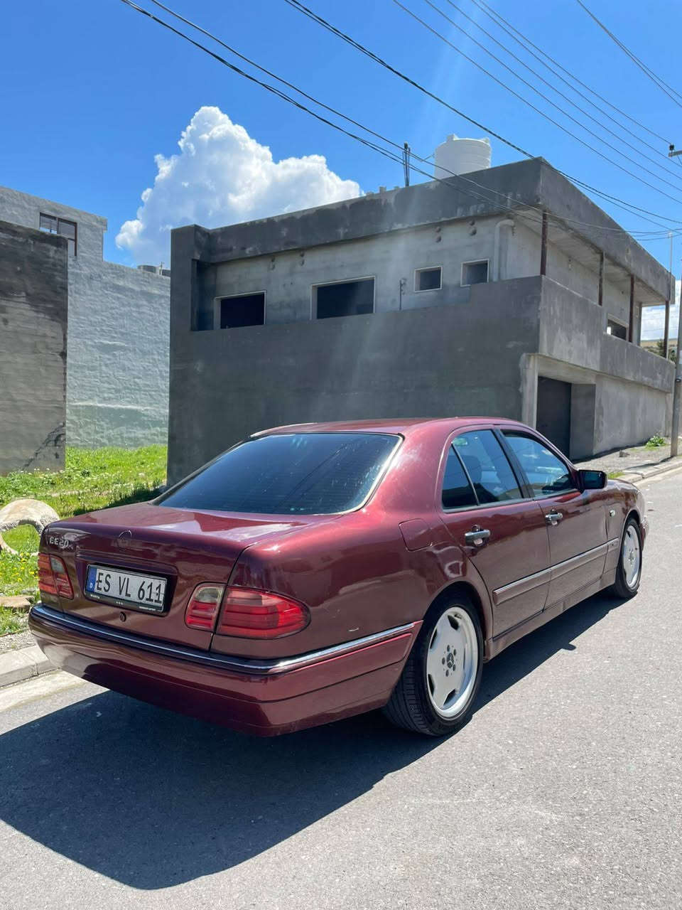 مارسديس w210 
مؤديل 2000
مةكينة (V) مةرخوب 
مةنةفيست ابراهيم خةليل
چوار تاية و ويلي AMG لة ژيرة
سبوخ عامة بؤ جواني بي ليدران و دةحم
هةنديك قةپ و قؤپي هةية 
گير و مةكينة بة شةرت 
تةبردي لة غازي كةمة 
جام كارةباي و ئؤتؤية 
دوگمةي خليسك و تراكشن هةية
*********** سوران, أربيل
