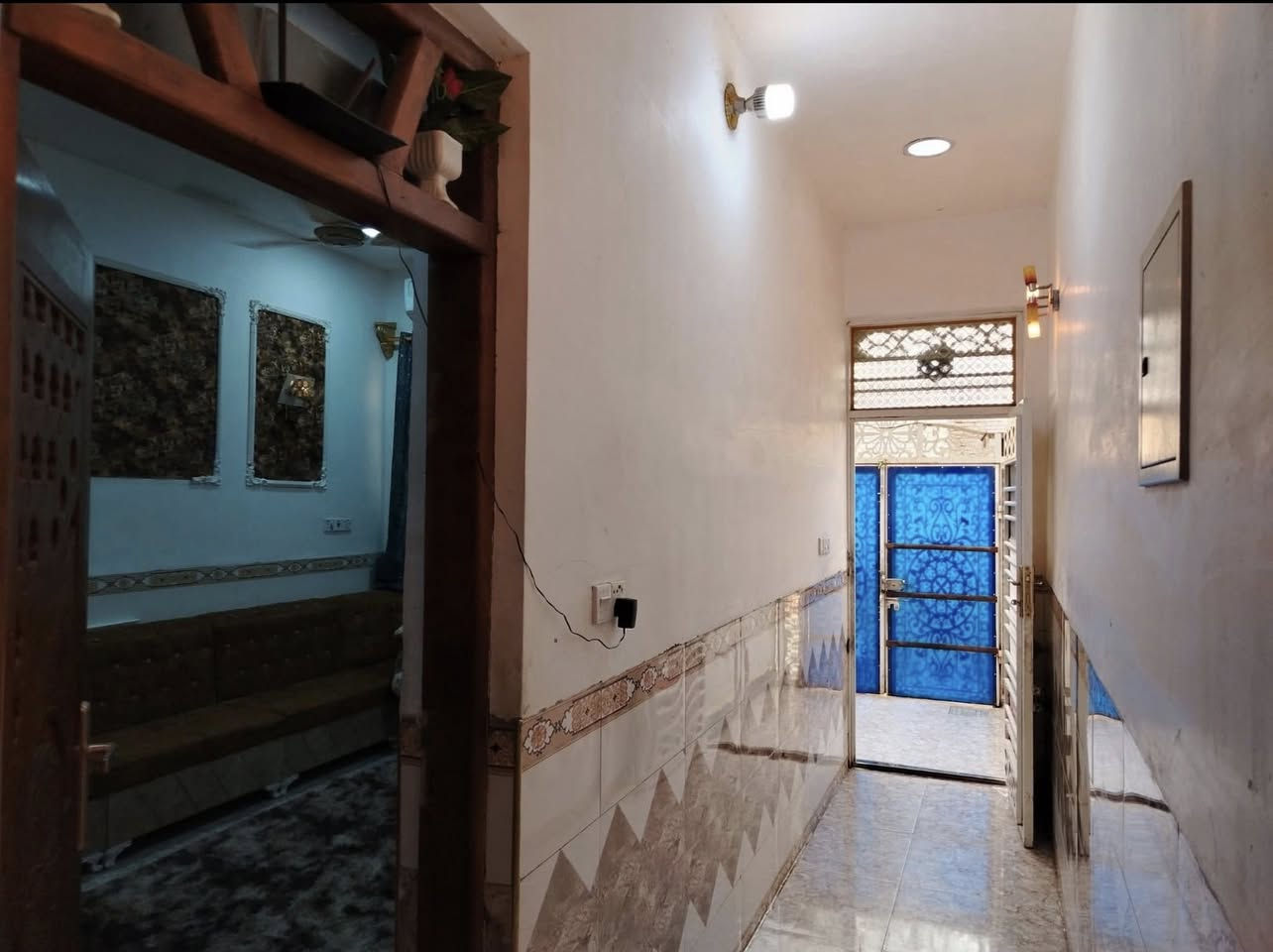 السلام عليكم ورحمة الله بيت في منطقة الشيشان الاولى مقابيل حسينية الإمام الصادق ع المساحه 100 متر طابقين مع بيتونه كبيره الواجهه 5 والنزال 20 طابو صرف بناء حديث مسلح يحتوي الطابق الارضي على استقبال وصاله ومطبق وغرفه ومنور صحيات خارجيه وداخليه يحتوي الطابق الأول على غرفتين وصاله وصحيات تصعد بيتونه كبيره تصلح غرفه او مخزن تحتاج بياض فقط والغرف نقص بيبان فقط بناء درجه اولى يباع مع الاثاث او بدون ( السعر 115 مليون ) وبي مجال للطيبين للإستفسار اكثر ( *********** ابو رافد )
