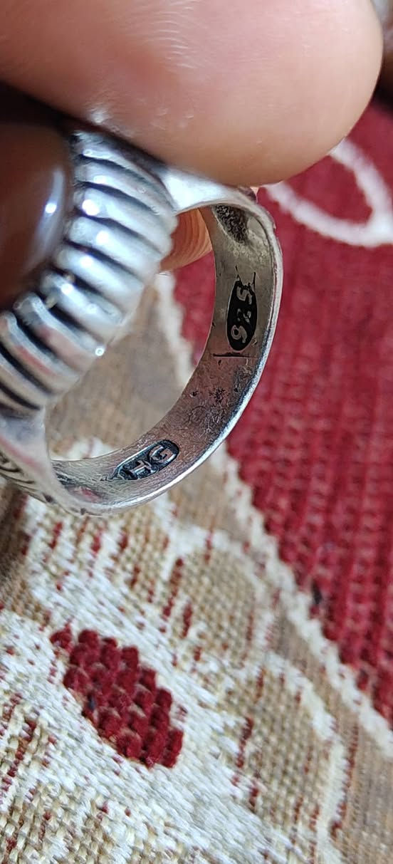 سلام عليكم ورحمة الله وبركاته خاتم فضة 925 صياغة يدوية نوع الحجر ( عقيق يماني كبدي _ شجري ) قياس الخاتم 24 وزن الخاتم 20 غرام طبعاً الحجر جداً قديما ولكن الصياغة جديدة السعر 75 الف واني خادم ان شاء الله عنواني (نجف - كوفة - حي ميسان ) ***********
