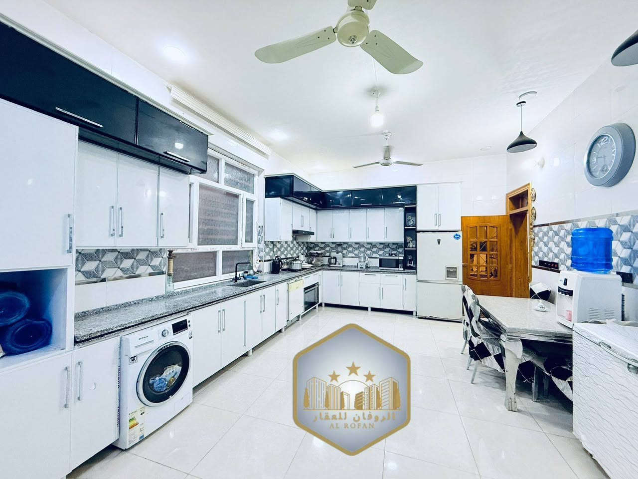 بيت للبيع طابو صرف 

قرب مدرسة الحدباء

المساحه ٢٤٠م

 طابق الاول غرفه عدد ٣ استقبال صاله مطبخ
 صحيات خارجيه وداخليه مناور طارمة

طابق الثاني صاله كبيره + هيكل غير مسقف 

الروفان للعقار 
 ***********
