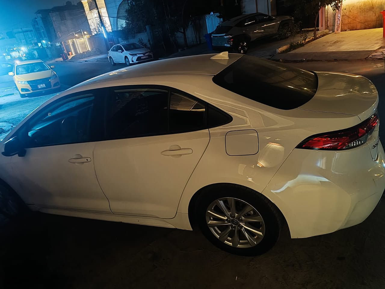 السلام عليكم اخوان كورولا ٢٤ وارد امريكي هايبرد  فئه le بصمه رادارت جانبيه لون ابيض ماشيه ١٨ الف سياره جديده حادث السياره جاملغ وبنيد وصور الحادث بلمنشور  تعمير درجه اولئ السياره بدون رقم تترقم جميع المحافظات مجانا للاتصال *********** السعر ١٥٥$   اخوان ياباني اصل
