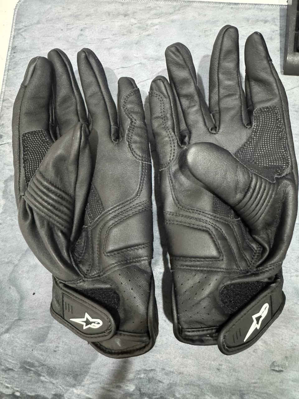 🔥 للبيع – قفازات Alpinestars أصلية 🔥
متوفر:  
🖤 اللون: أسود وأحمر  
📏 القياسات: Medium – Large – XLarge  
✨ الحالة: جديدة 100% غير مستخدمة  
💪 خامة قوية وجودة عالية  

🚚 توصيل متوفر لجميع أنحاء العراق  

📩 للاستفسار خاص  
📞 أو الاتصال على: ***********
