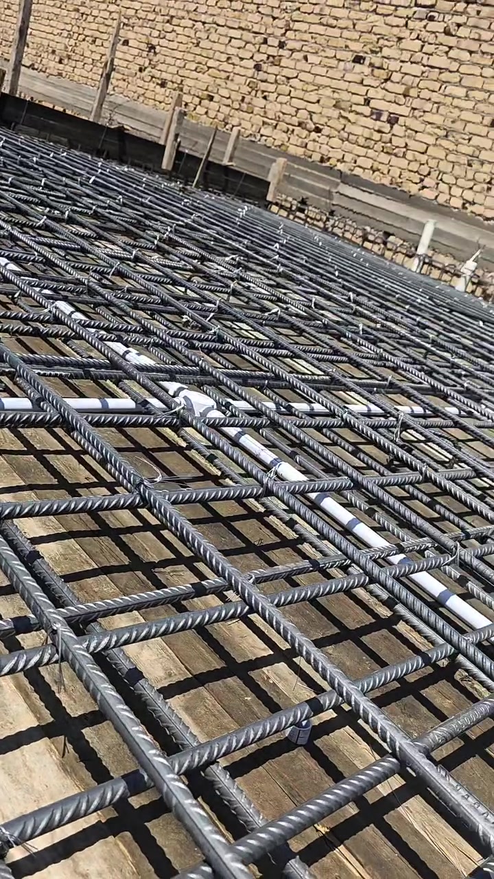 🏗️ مرحلة تسليح سقف خرساني

جانب من أعمال تسليح سقف بمساحة 6.5 × 6.25 متر، مع الالتزام بالمخططات الإنشائية ومراعاة توزيع حديد التسليح، الغطاء الخرساني، وتثبيت الحديد بالشكل الصحيح قبل الصب.

الاهتمام بالتفاصيل في هذه المرحلة هو ما يضمن سلامة العنصر الإنشائي وجودة التنفيذ على المدى الطويل.

نسأل الله التوفيق، ونتمنى أن ينال العمل إعجابكم. لا تنسوا دعمنا بالإعجاب والمشاركة، وأهلاً بجميع استفساراتكم الهندسية.

للاستفسار والاتصال 📞
***********
***********
#هندسة_مدنية #تسليح_السقف #حديد_التسليح #صب_الخرسانة #تنفيذ_إنشائي #موقع_عمل #بناء

