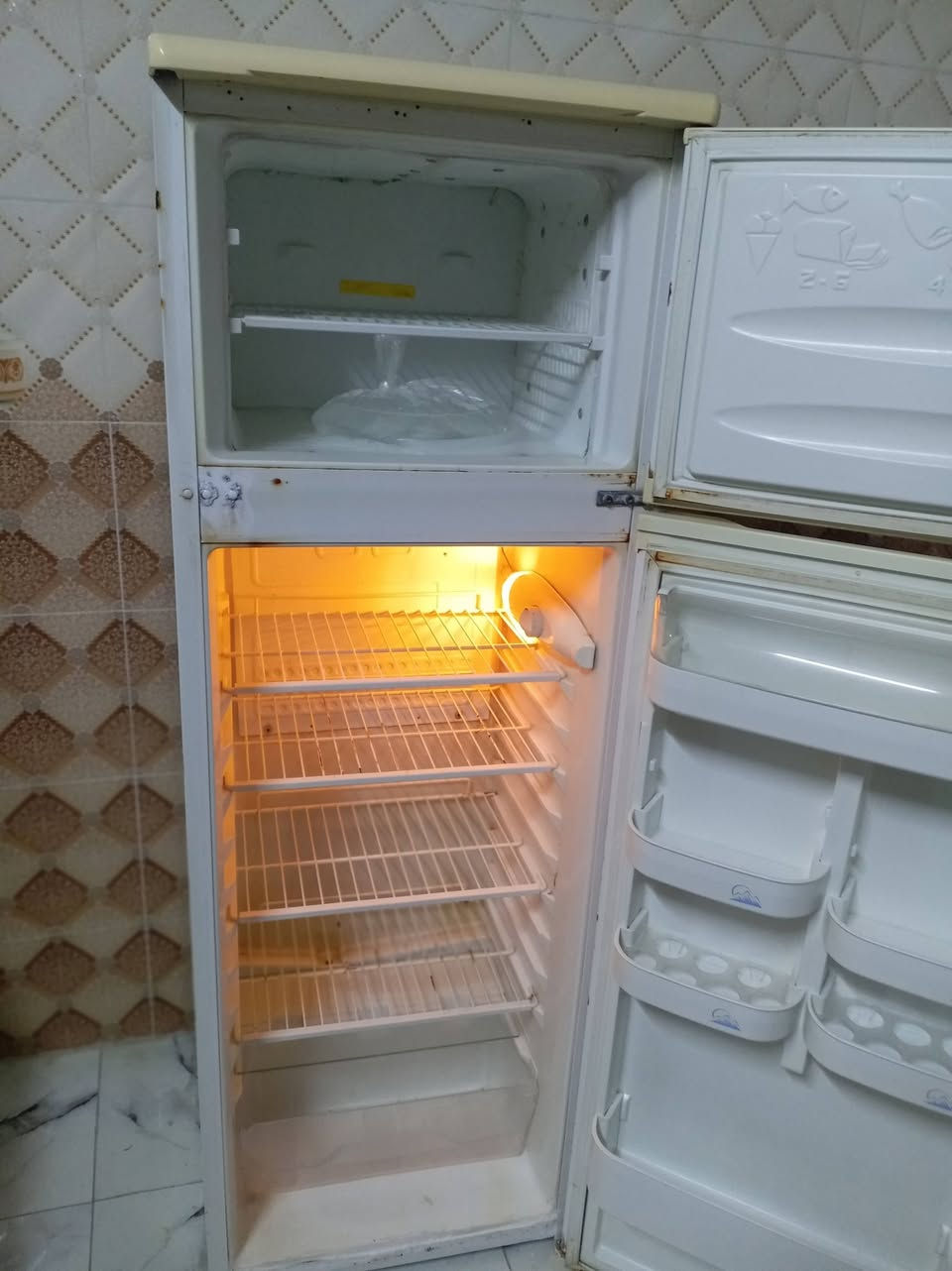 ثلاجة للبيع نضيف شغاله حجم 16 قدم السعر 110 بي مجال الرقم ***********
