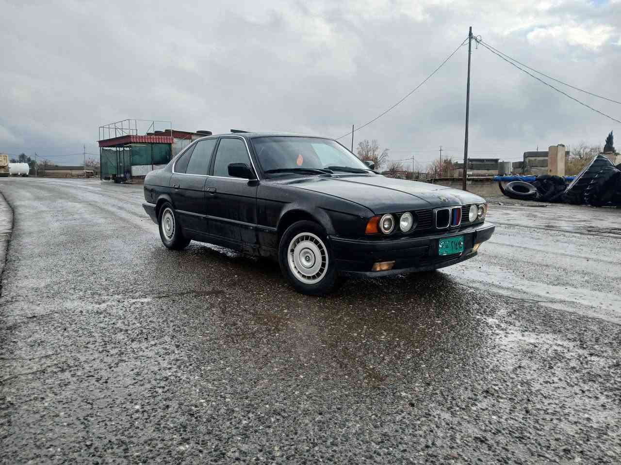 بیێم مۆدیل 1988 مکینە 520گیرحادی  گیروو مکینی بی عیبە  بی لیدڕانوو برانوە واجیهای ئسلی وکالی لە گلە هەزوو پاکانی بۆ کراوە دووجام کاربایە سلایتە کاربایشی مزبووتە سحری 35 کمیک ماملە
***********
