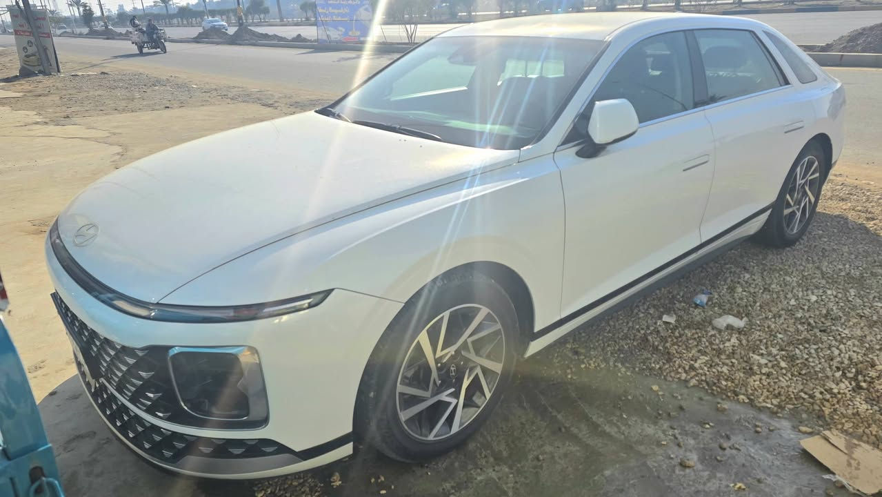 للبيع سيارة ازيرا وارد كوري مكفول مرقمة بغداد ماشية ١٠٧ الف تخم تاير جديد تبديل دهن كير جديد كفالة  عامة ماعدا رصعة صغيرة في باب خلف السائق وشخط بالبلاستك أسفل باب الصدر وفطر بالزجاج الأماميي،
السيارة مغلفة بالجديد أفلام حماية بالكامل ضمان ١٠ سنوات
مواصفات رادار توقف ذاتي نقطة عمياء حساسات امامي خلفي كاميرا خلفية تبريد تدفئة كشنات امامي وستيرن تبريد وتدفئة كشنات خلفية مناخ منفصل للتبريد  كشنات طلب طبيعي مساج كشن سائق وخزن ذاكرة كشن بدون اي مشكلة السيارة على شاشة الأعطال وكرسي الصدر به وضعية الاسترخاء و السيارة على ايد واحدة وبها مواصفة تشغيل عن بعد كذلك اللايت والماسحات تعمل اوتوماتيك 
المكان كربلاء.
للتواصل والسعر الاتصال على رقمنا
***********
