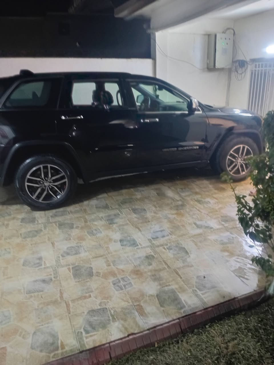 جيب شيروكي لاريدو ١٧ وارد امريكي كلين تيتل مكفوله بدون ضربه وبدون صبغ رقم شمالي مكينه وكير بالكارتون تخم تاير جديد بدون فتحه مكانها الصويره للاتصال 
*********** 
***********
ابوحسن &
