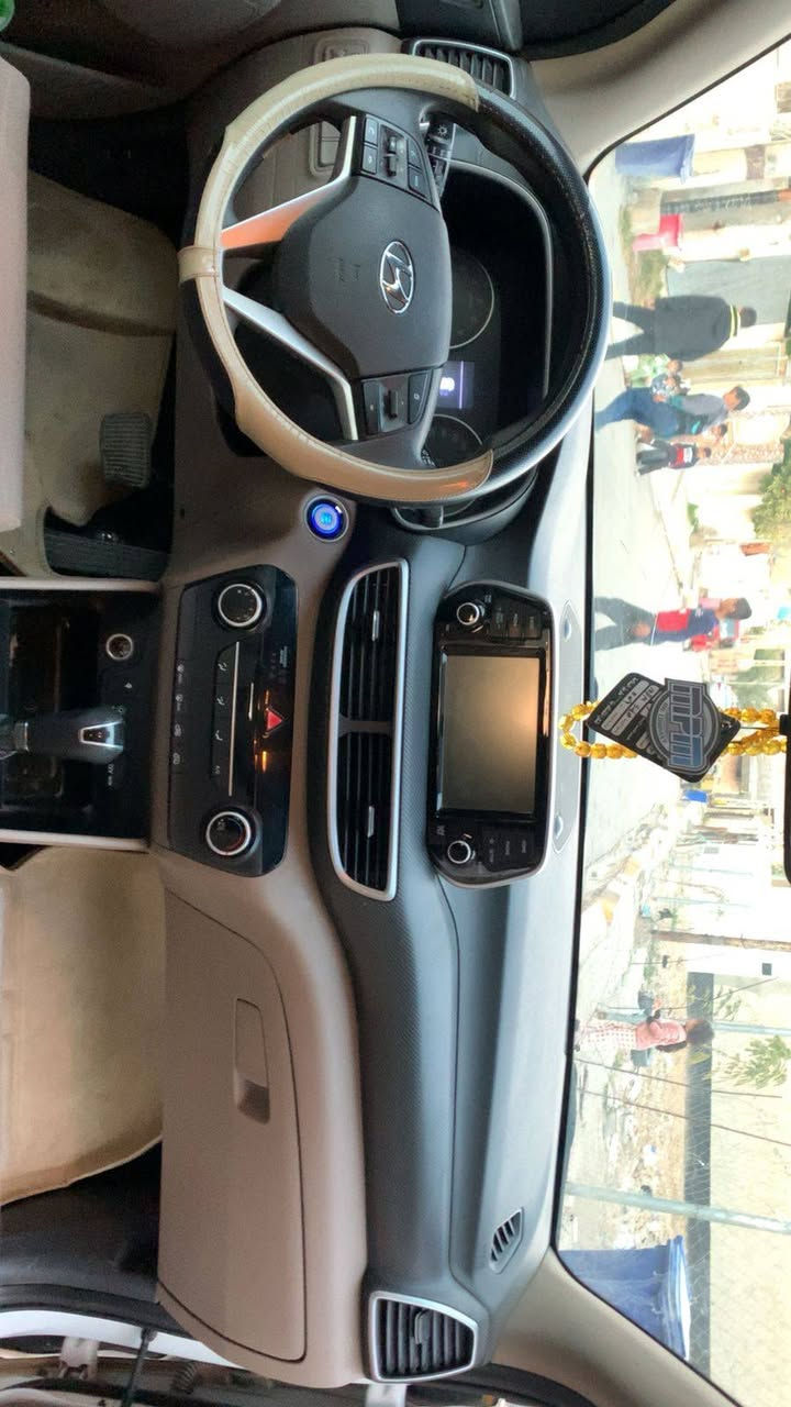 توسان ٢٠٢١ رقم بغداد سنوية وهزة جديدة جيكي  ماشية ٩٠ الف كيلو مكفولة من اي  صبغ و حادث  على أيدي محرك وكير ما مفتوح على البلادي داخل وكهربائيات نظيفة شغالة. مواصفات كاملة عدا البانوراما بصمتين بلادي.. تشغيل عن بعد.. شحن موبايل وايرلس. . مقعد السايق والصدر كهربائي . خمس عدسات الاستفسار التواصل على الرقم ***********. السيارة في بغداد
