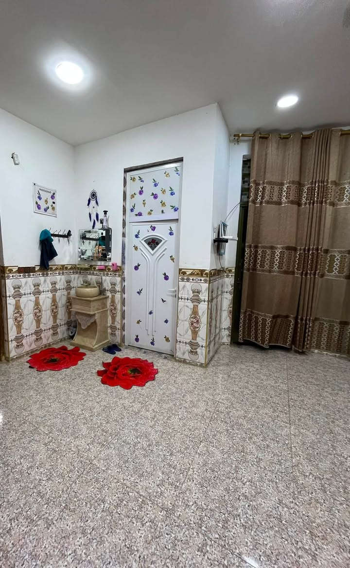 السلام عليكم دار سكن للبيع طابو زراعي باب الحارة مساحة 200م قريب من التبليط يحتوي على 2 غرف نوم وصالة كبيره واستقبال ومطبخ صحيات داخلية خارجيه طابق ثاني يحتوي على غرفة سويت كاملة مع الصحيات للاستفسار ***********
